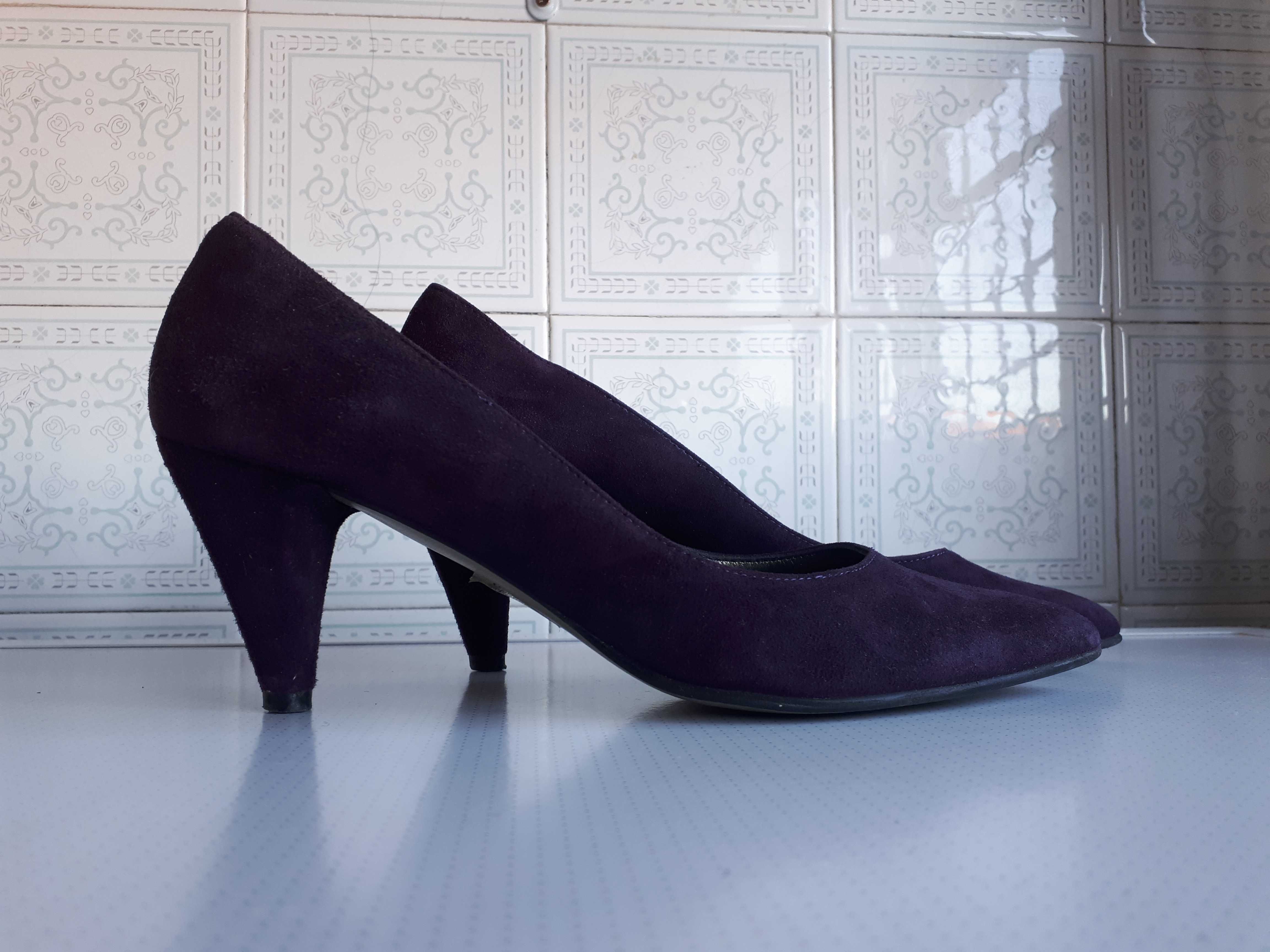 Sapatos em camurça tamanho 37 com pouco uso