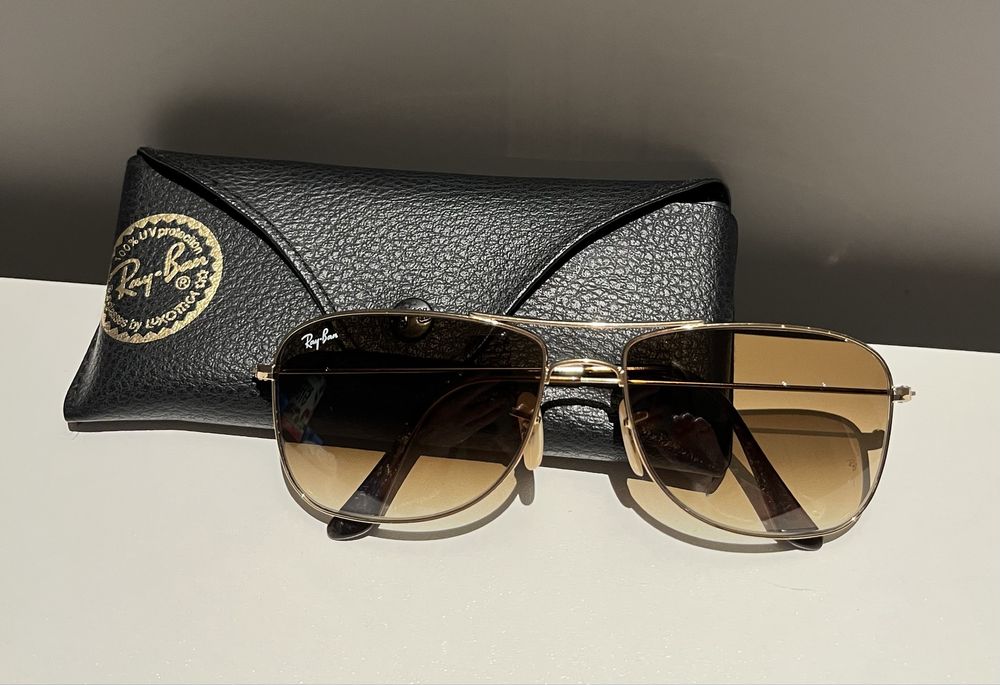Óculos de sol Ray Ban modelo super atual com csixa, como novos