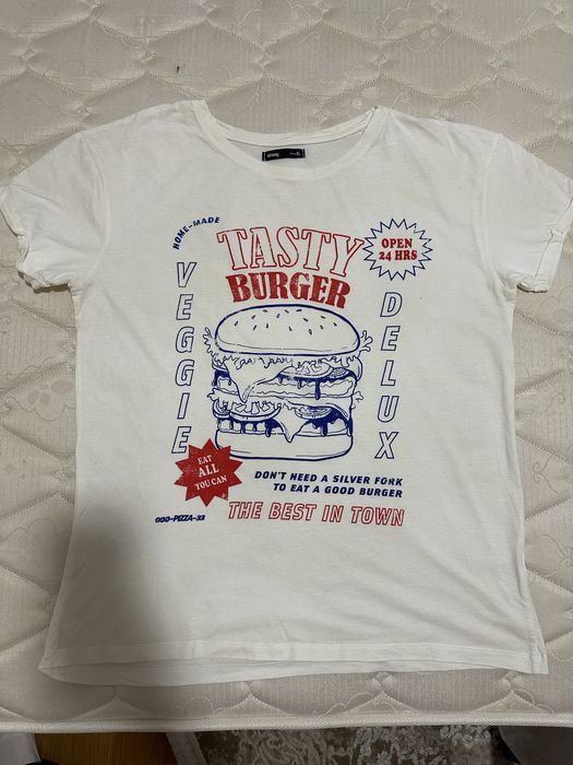 T-shirt branca com estampado da marca polaca sinsay