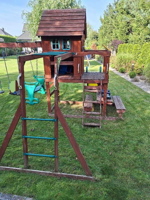 Duży drewniany plac zabaw zjeżdżalnia domek huśtawki