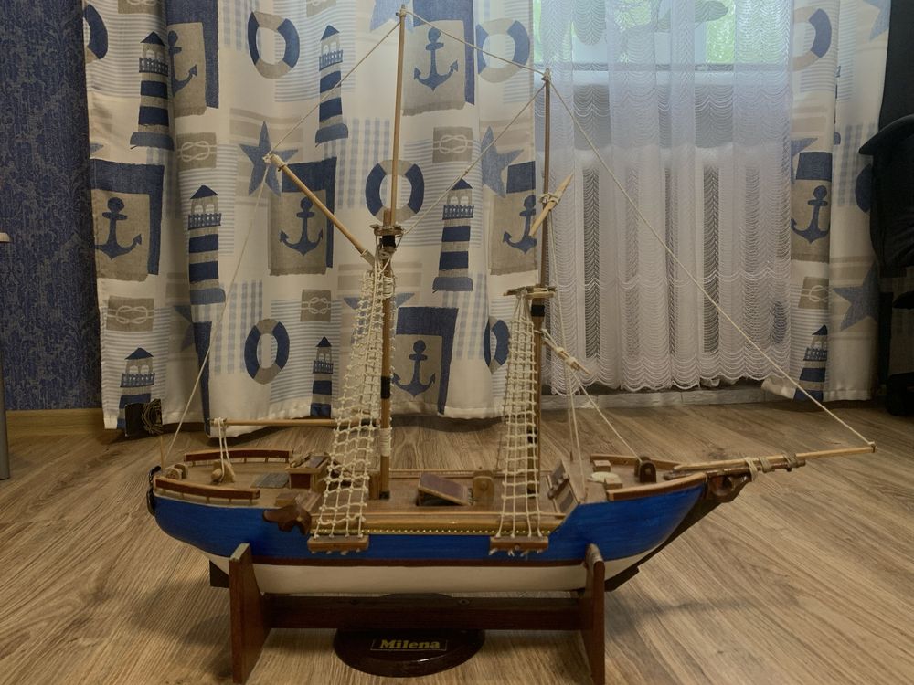 Декоративний саморобний деревʼяний корабель