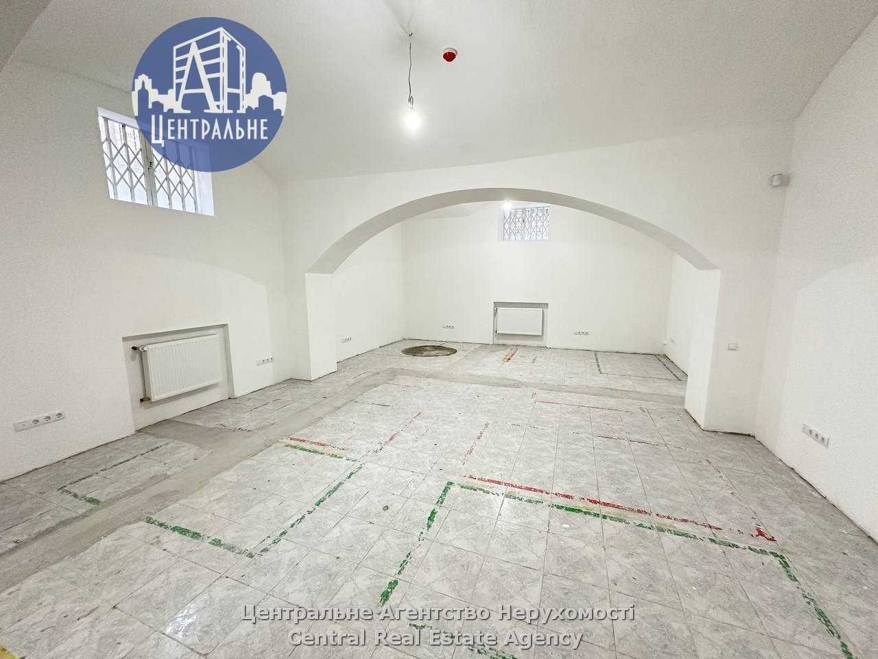 Фасадне приміщення в самому центрі. Опалення входить в ціну. Ремонт.