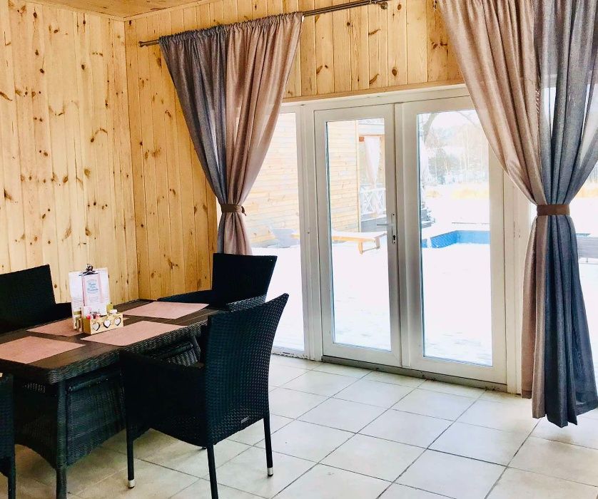 Баня на дровах в лісі над озером