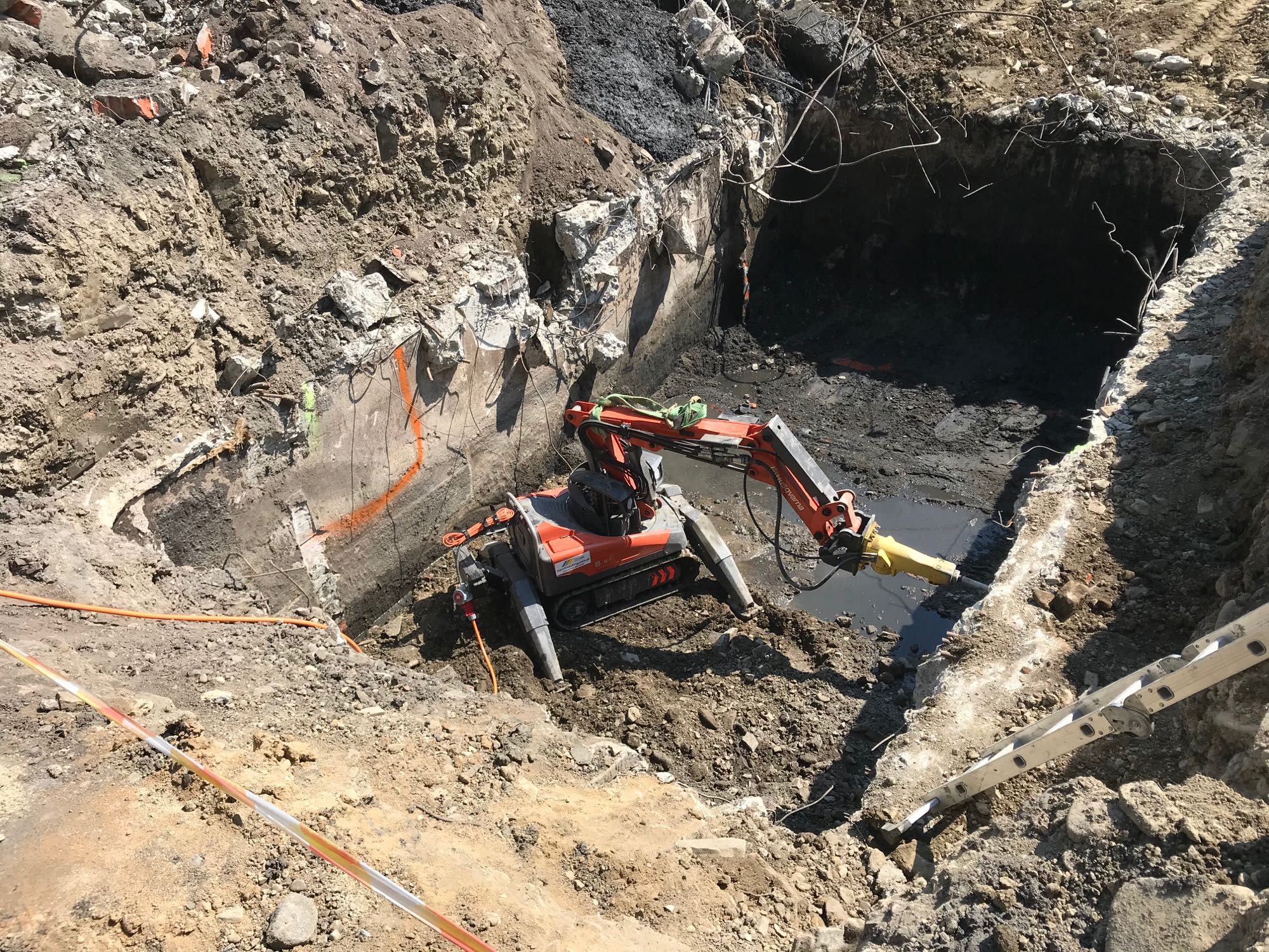 Kruszenie, kucie betonu robotem wyburzeniowym, wyburzenia techniczne.