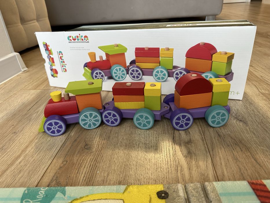 Деревʼяний поїзд з вагонами