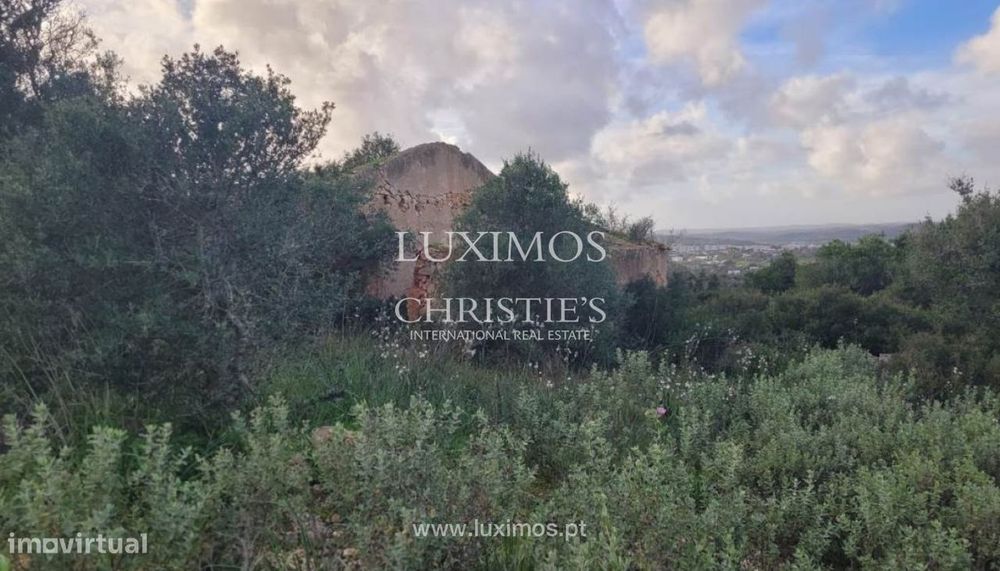 Generoso terreno, para venda, em Odiáxere, Algarve