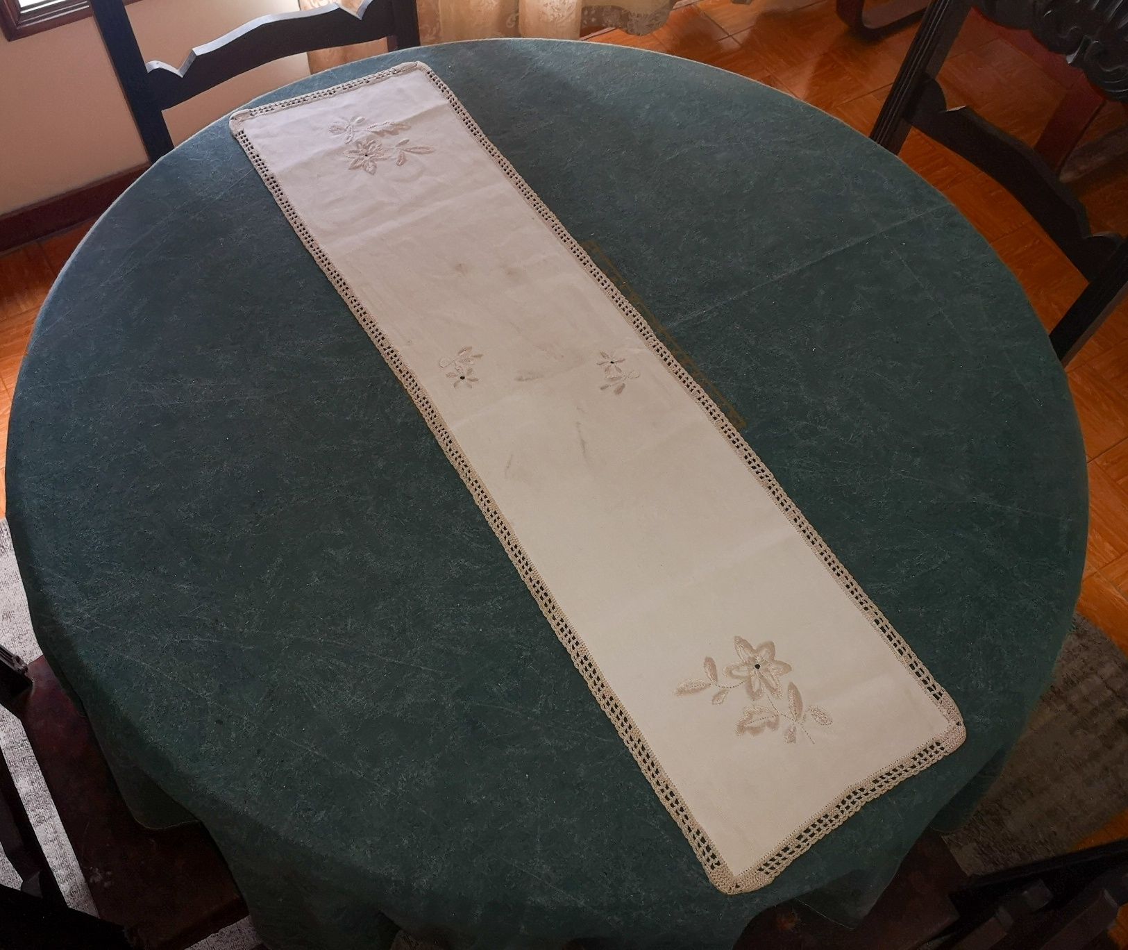 Centro de mesa em estopa de linho bordado à mão | Vintage
