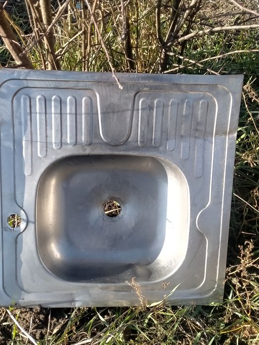 Продам мойки нер жавенчные 2-е шт одна размер 78* 50 другая 50*64 перв