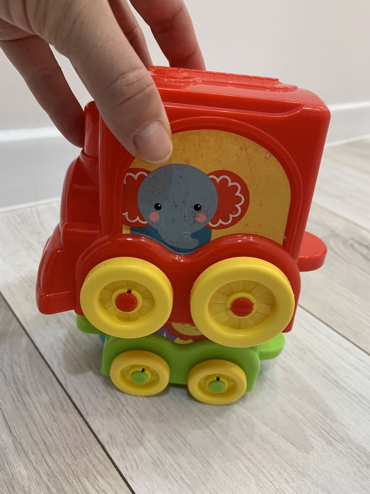 Kubeczki do układania - sprytny pociąg - piramidka Fisher Price