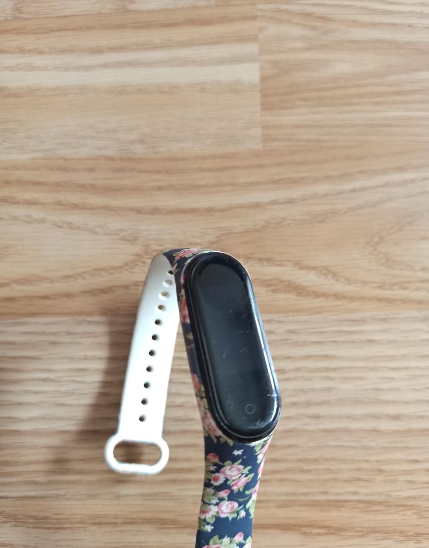 Opaska Mi Band 4 używana, widać ślady użytkowania, sprawna