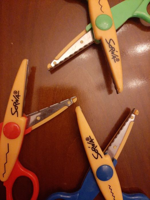 Tesouras com cortes com enfeites