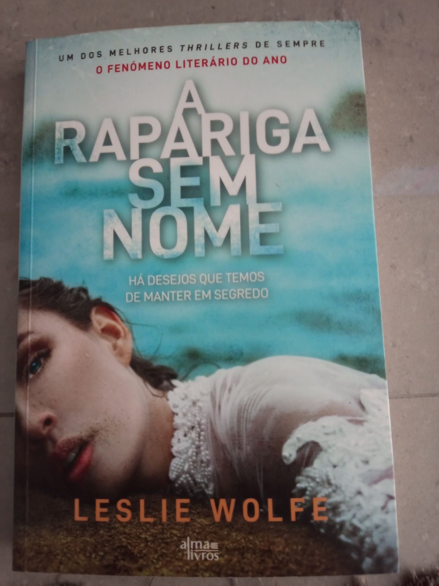 A rapariga sem nome Leslie Wolfe