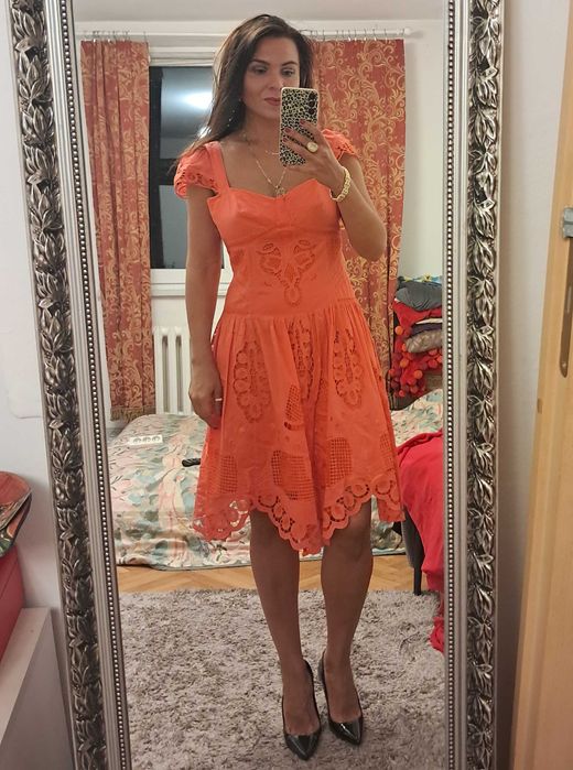 Koralowa haftowana sukienka Karen Millen rozm. L