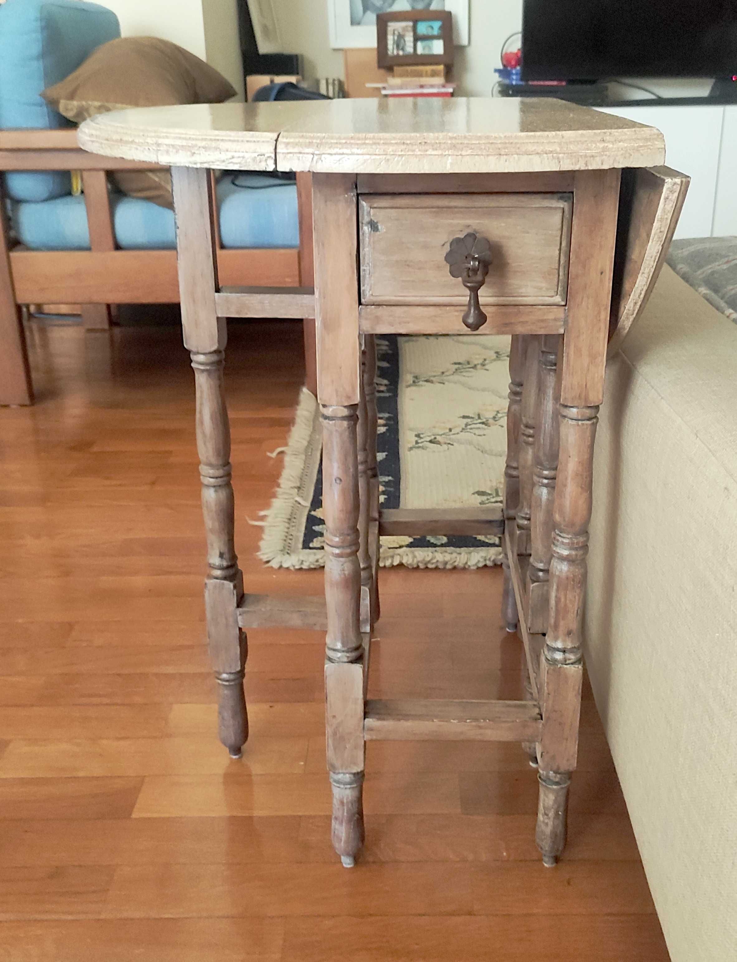 Pequena mesa de apoio restaurada