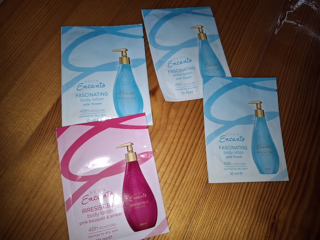 Balsamy nawilżające próbki Avon Encanto niebieskie i różowe