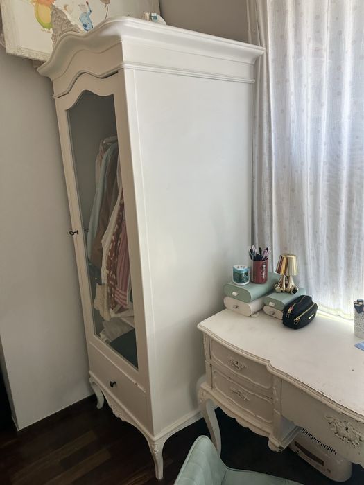 Roupeiro com porta de vidro da Homes in Heaven