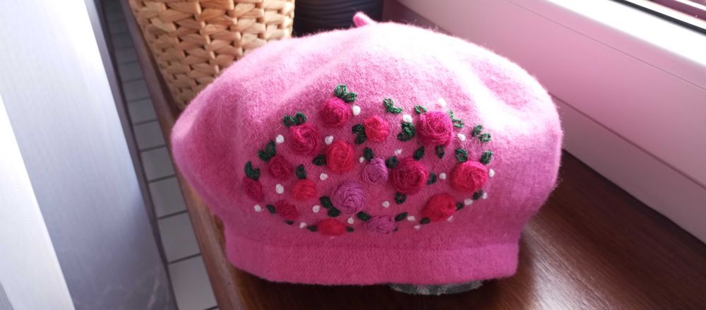 beret nowy wyszywany ręcznie