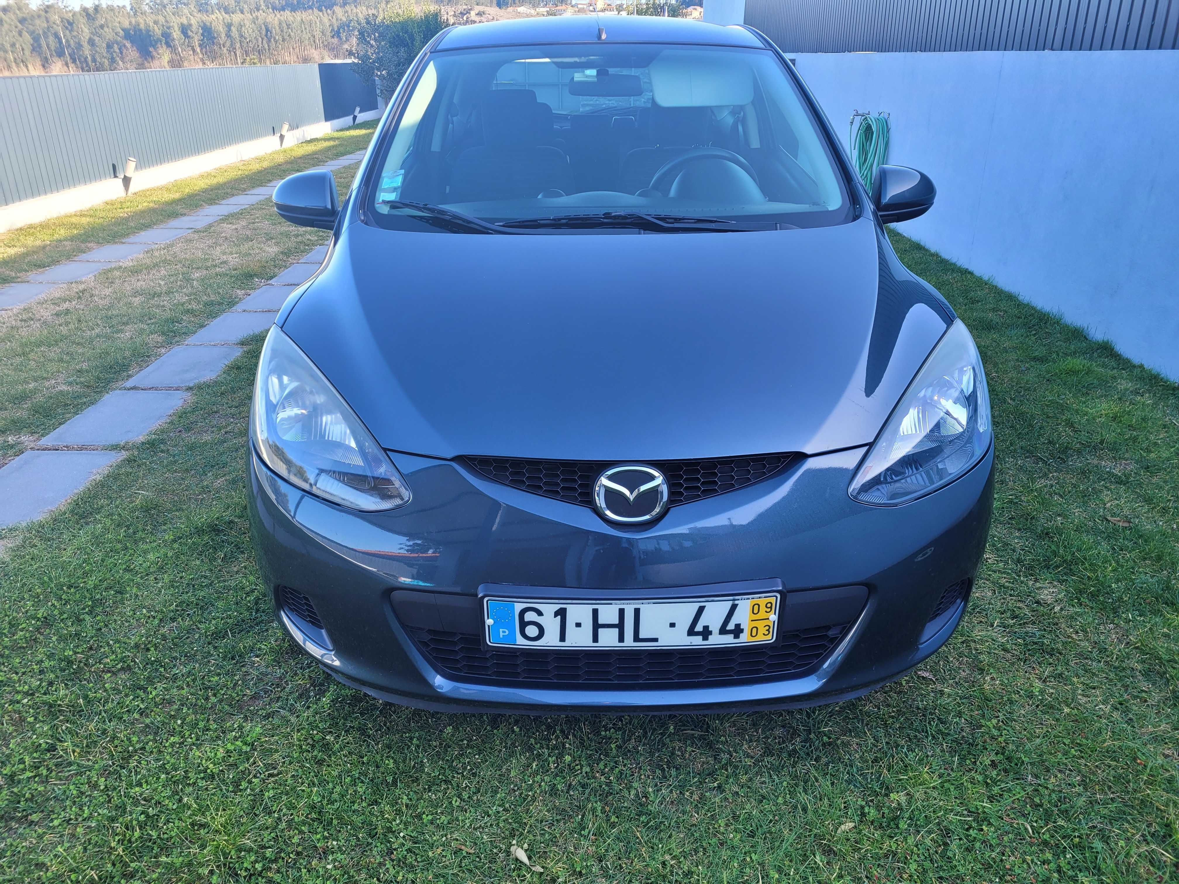 Carro Mazda 2 em bom estado