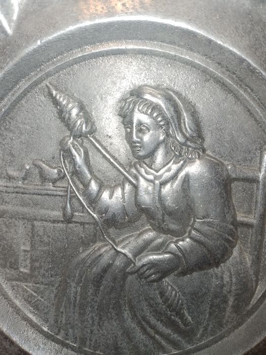 Prato decorativo em alumínio com imagem de fiandeira