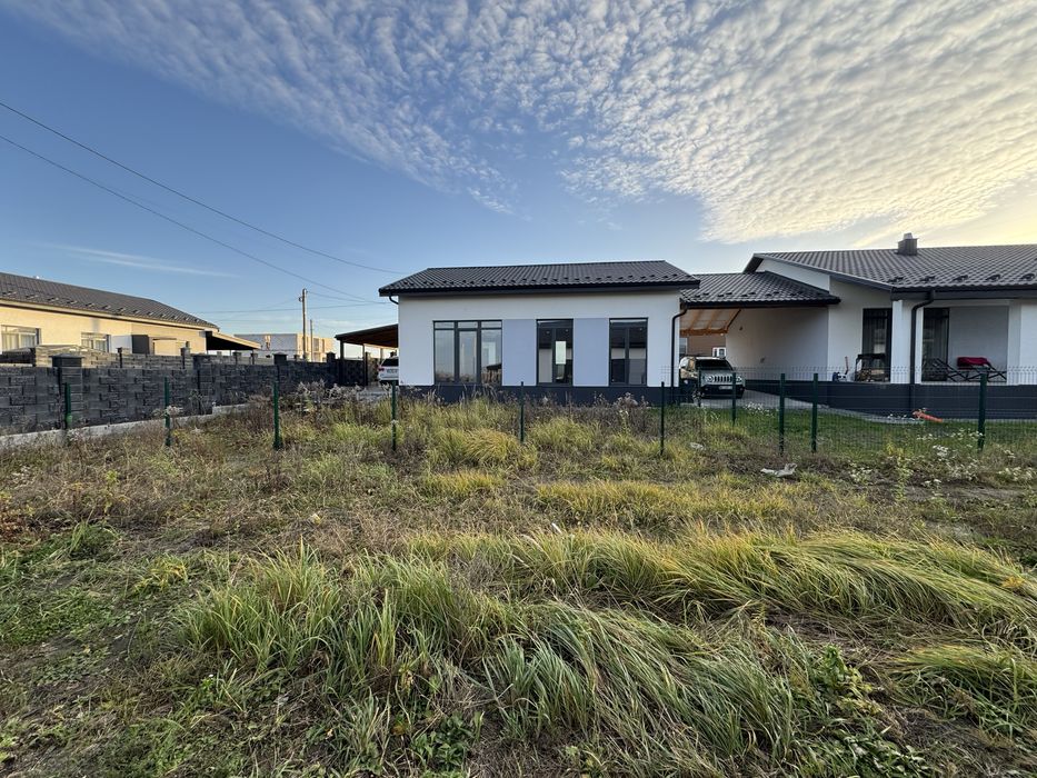 Продам будинок з паркомісцем та внутрішніми роботами+ділянка 3 сот