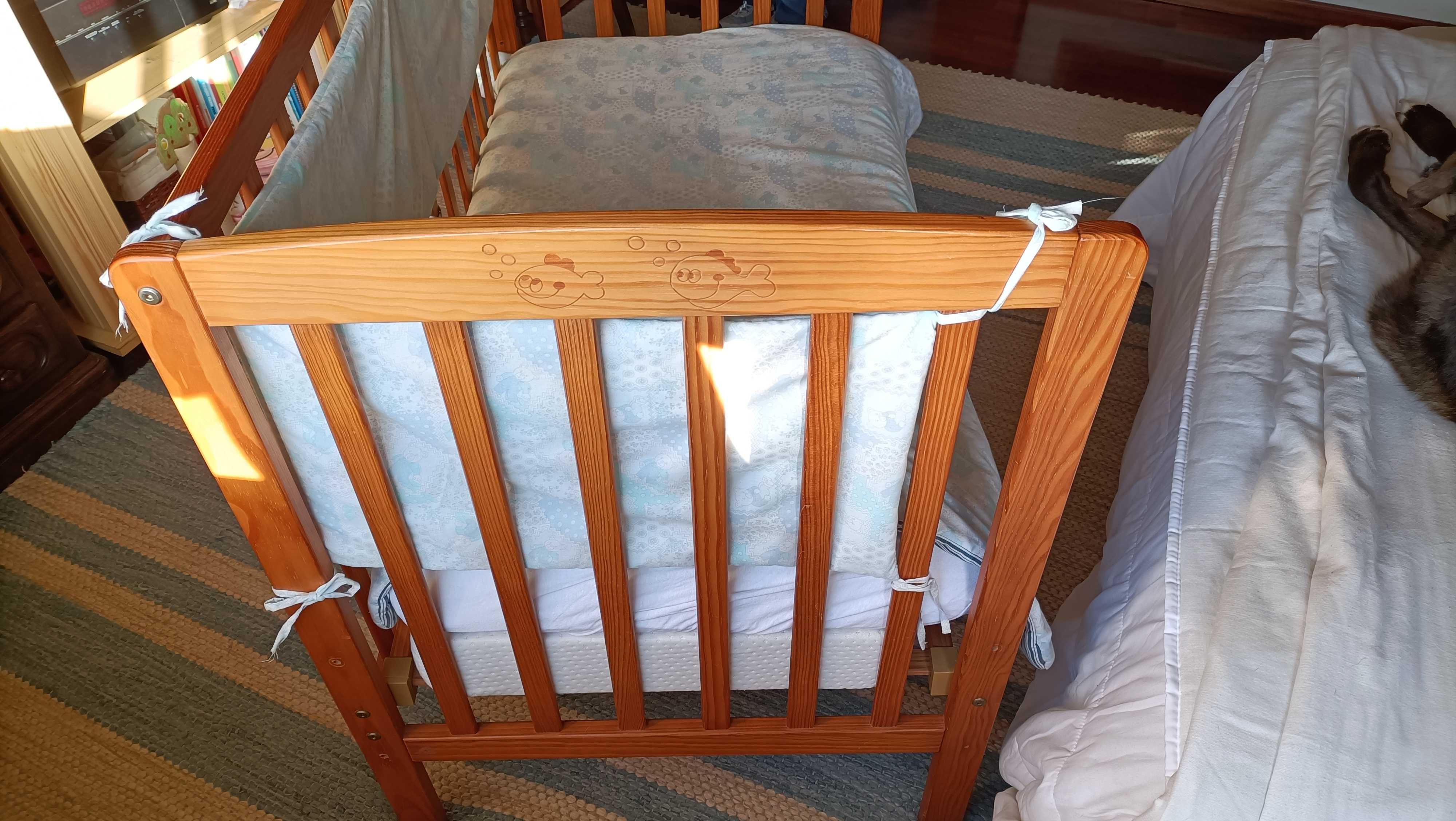 Cama de grades de madeira