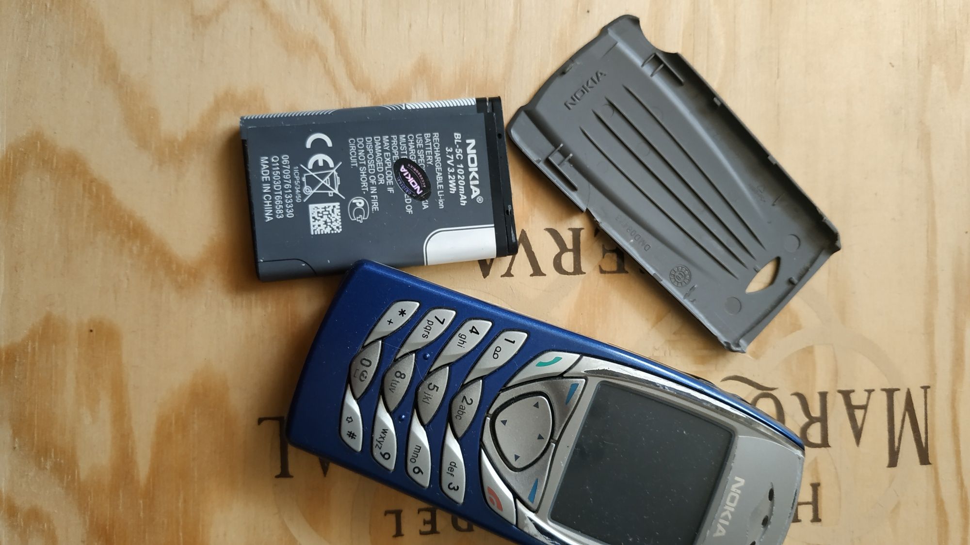 Nokia 6100 привезена за кордону.