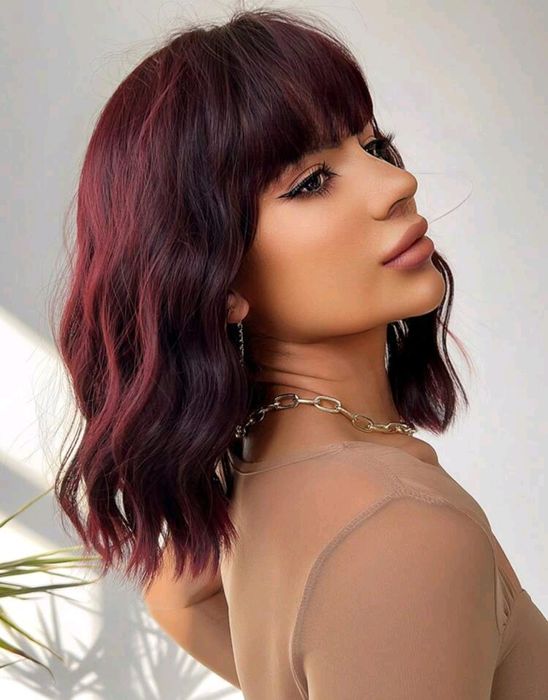 Peruca bordô ondulada efeito natural