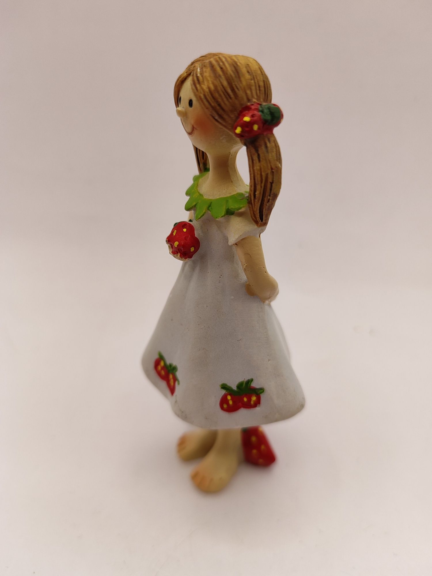 Figurka masa plastyczna dziewczynka z truskawkami