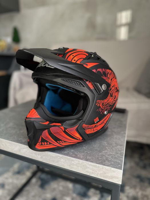 Продаю шолом AXXIS