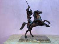 Rzeźba indiańskiego żołnierza na koniu-brąz