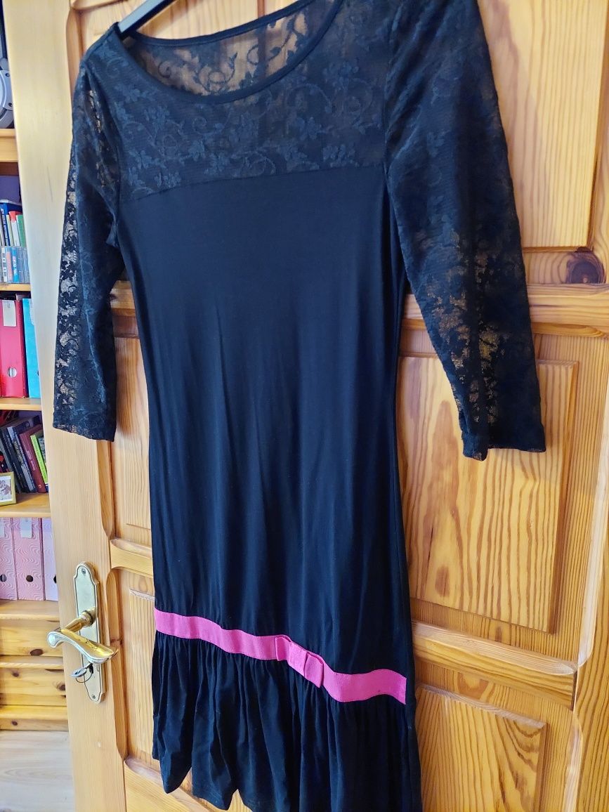 Czarna sukienka z koronkowymi rękawami