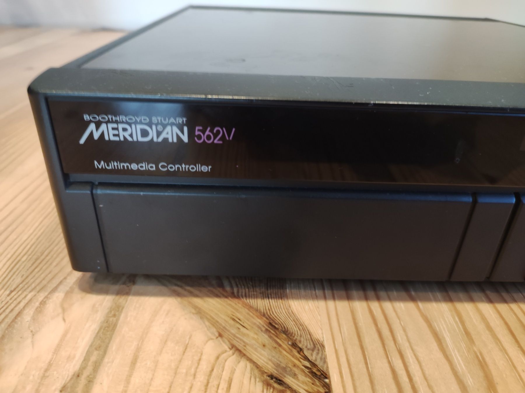 Мультимедийный контроллер, предуселитель Meridian 562V