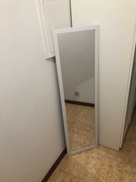 Vendo espelho com moldura branca