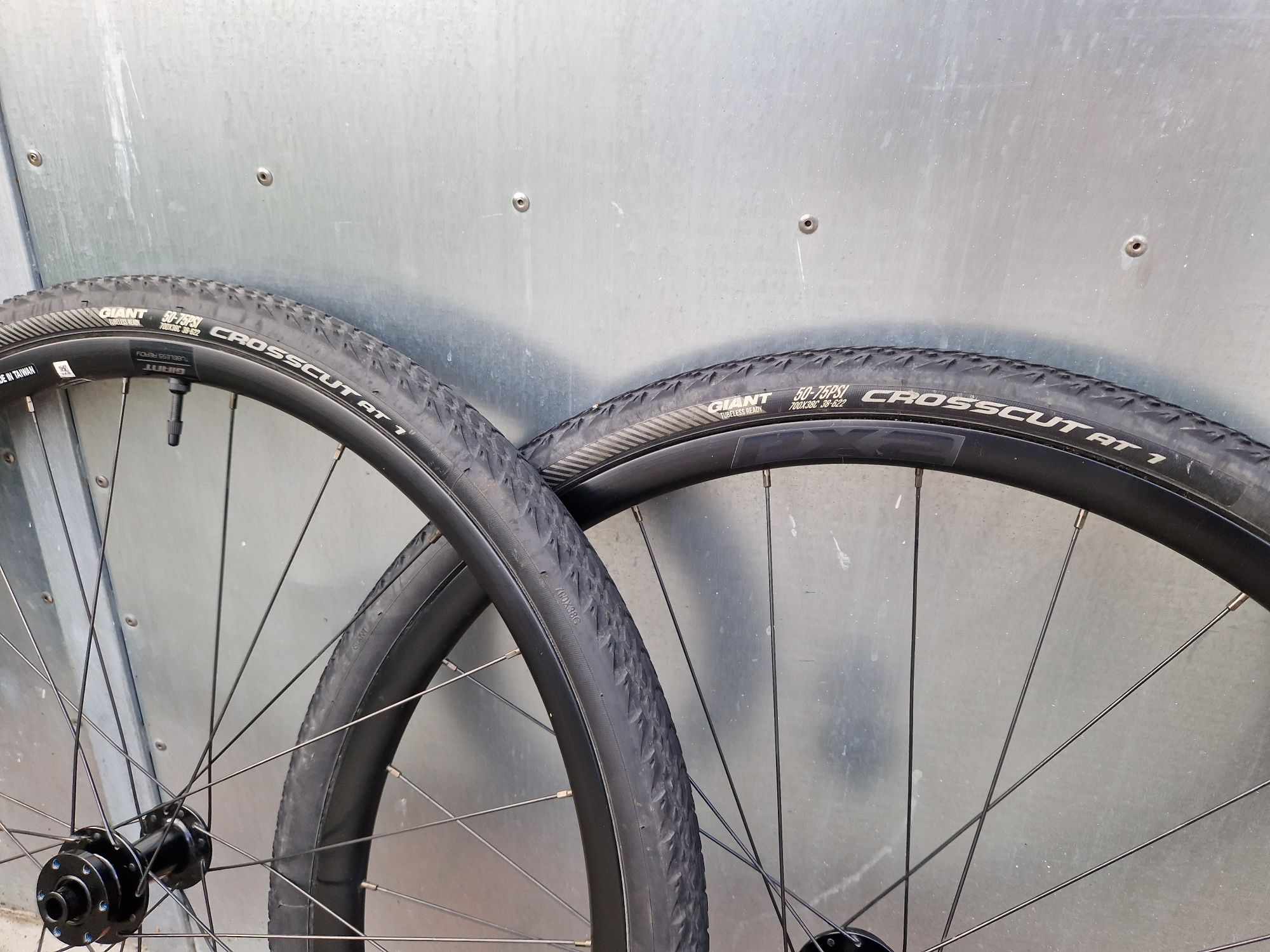 Koła gravel Giant PX2 11s z oponami Crosscut Tubeless 12x100/142