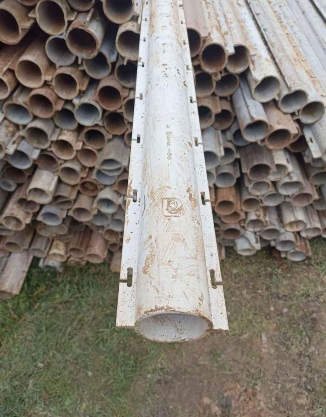 Oryginał Niemieckie słupki plastikowe ogrodzeniowe 250cm