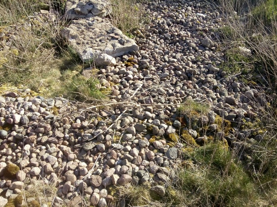 Kamień brukowy polny, ziemia, gruz