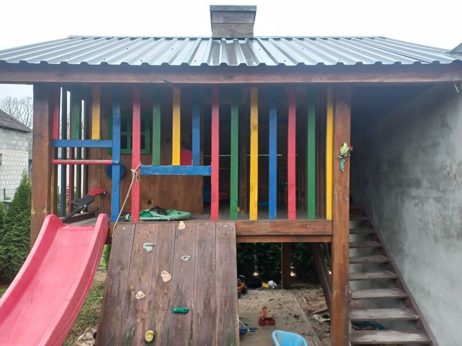 Drewniany domek dla dzieci.
