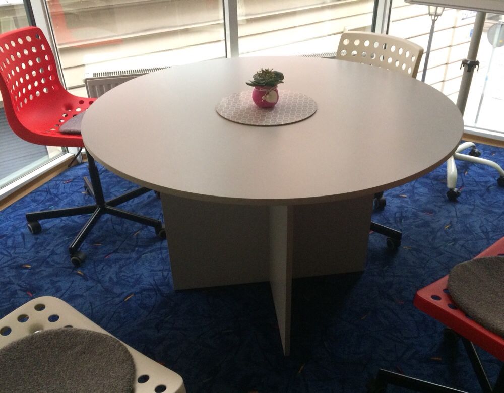 Stół okrągły w stanie idealnym