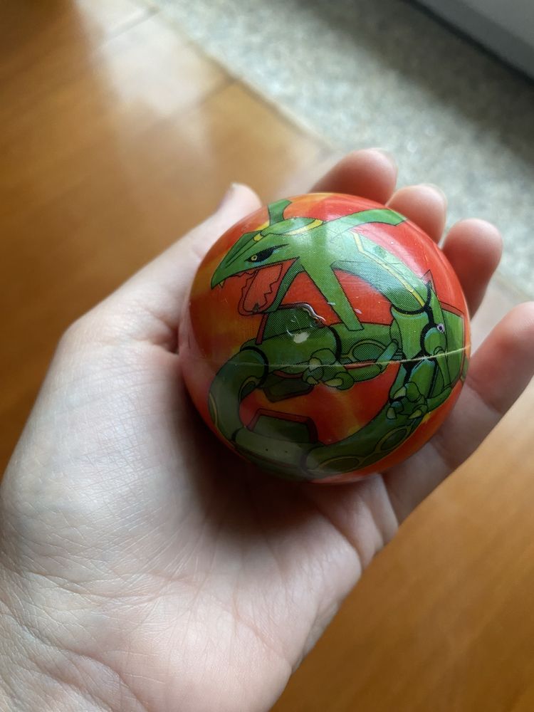 Brinquedo bola de pinchar Pokémon