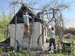 Демонтаж будинків сараю вивіз глини сміття погрущик бобкет ескаватор