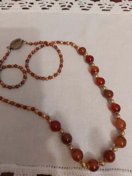 Colar Vintage c/ peças Castanho e Dourado.