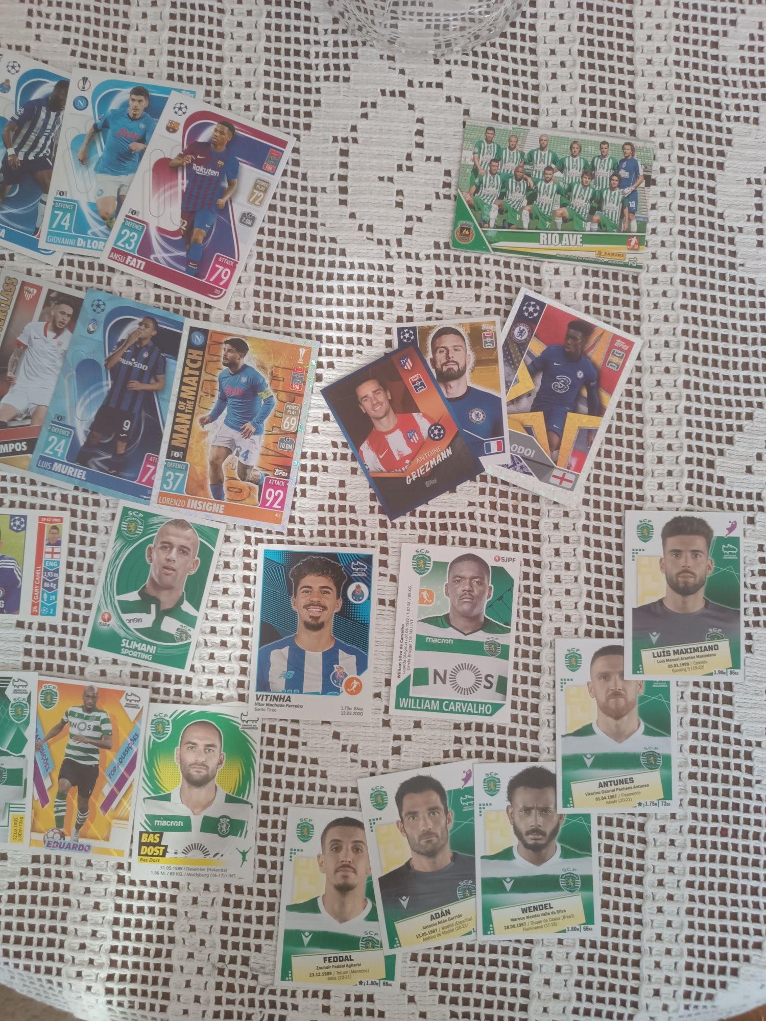 Cartas e cromos de vários anos de futebol