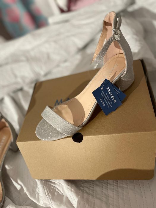 Sapatos de salto prateados