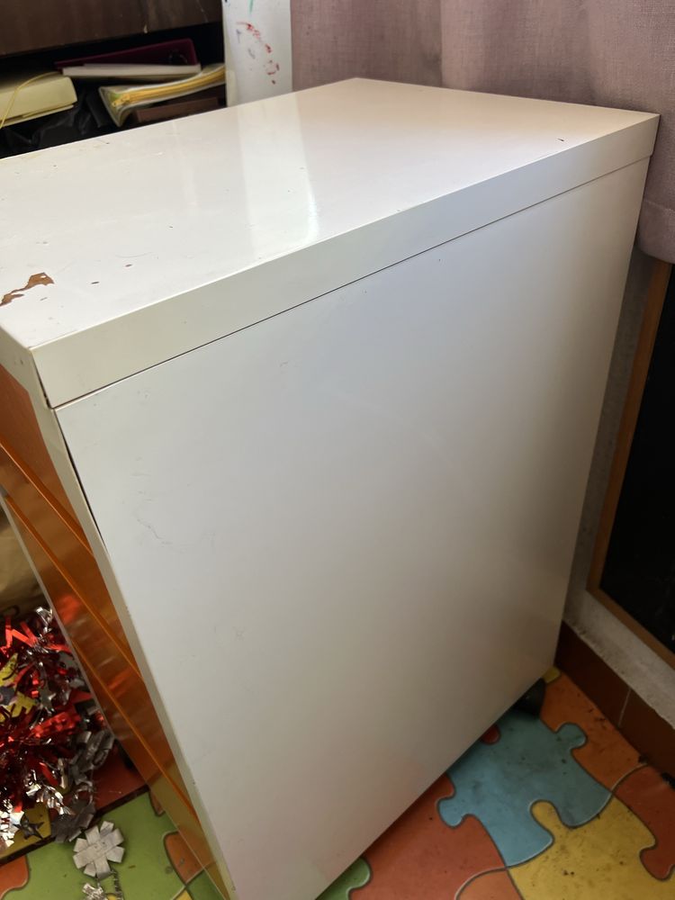 Movel Micke do Ikea branco e laranja