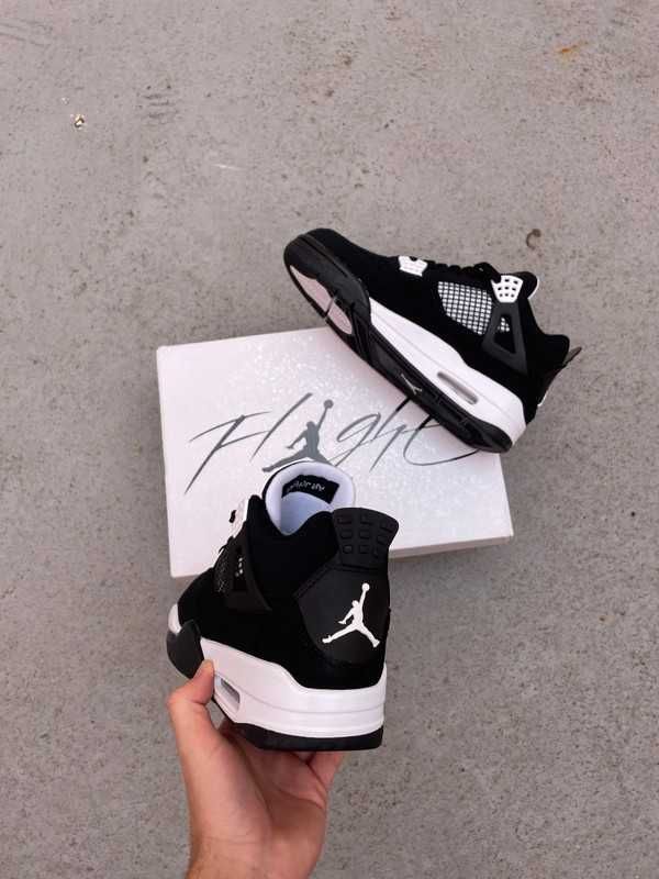 Jordan4Retro White Thunder R.37.5