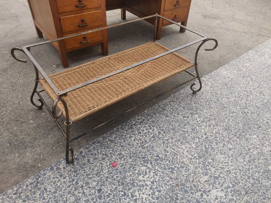 Mesa de ferro e madeira