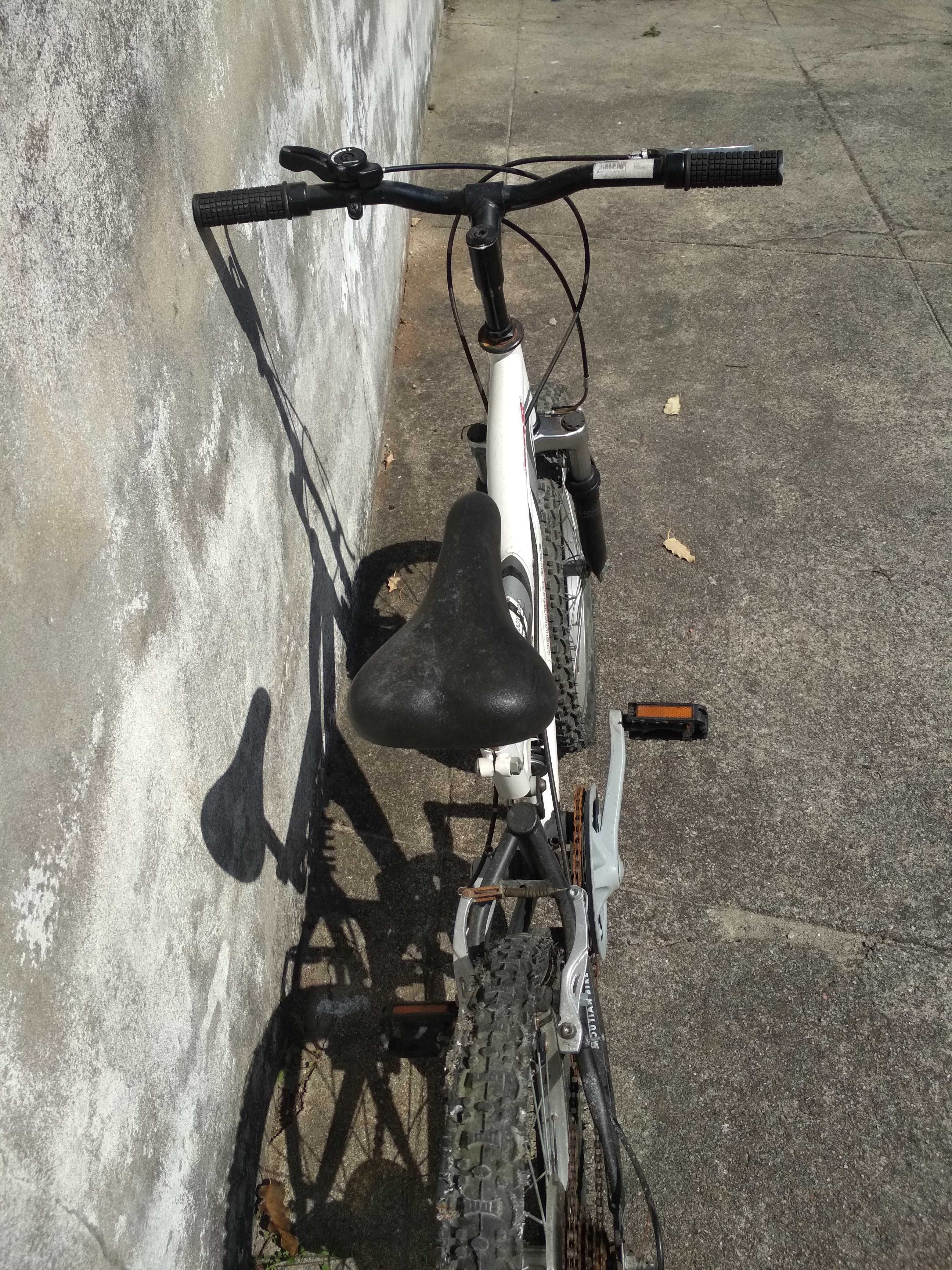 Bicicleta FDR com Amortecedor central e mudanças SHIMANO