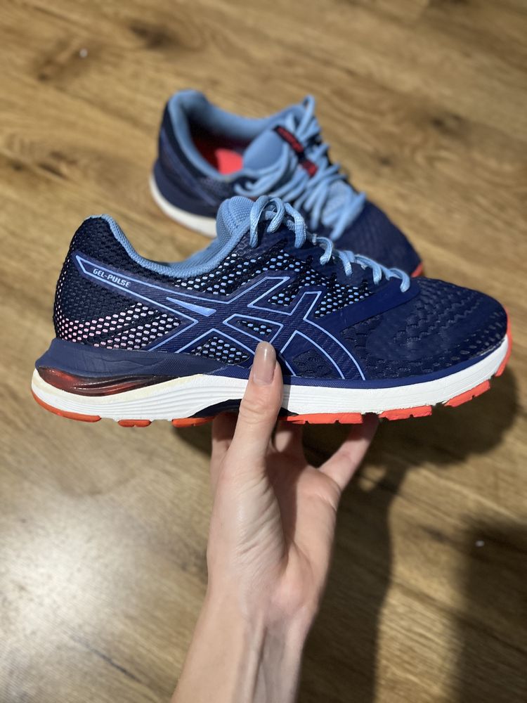 Кросівки asics.