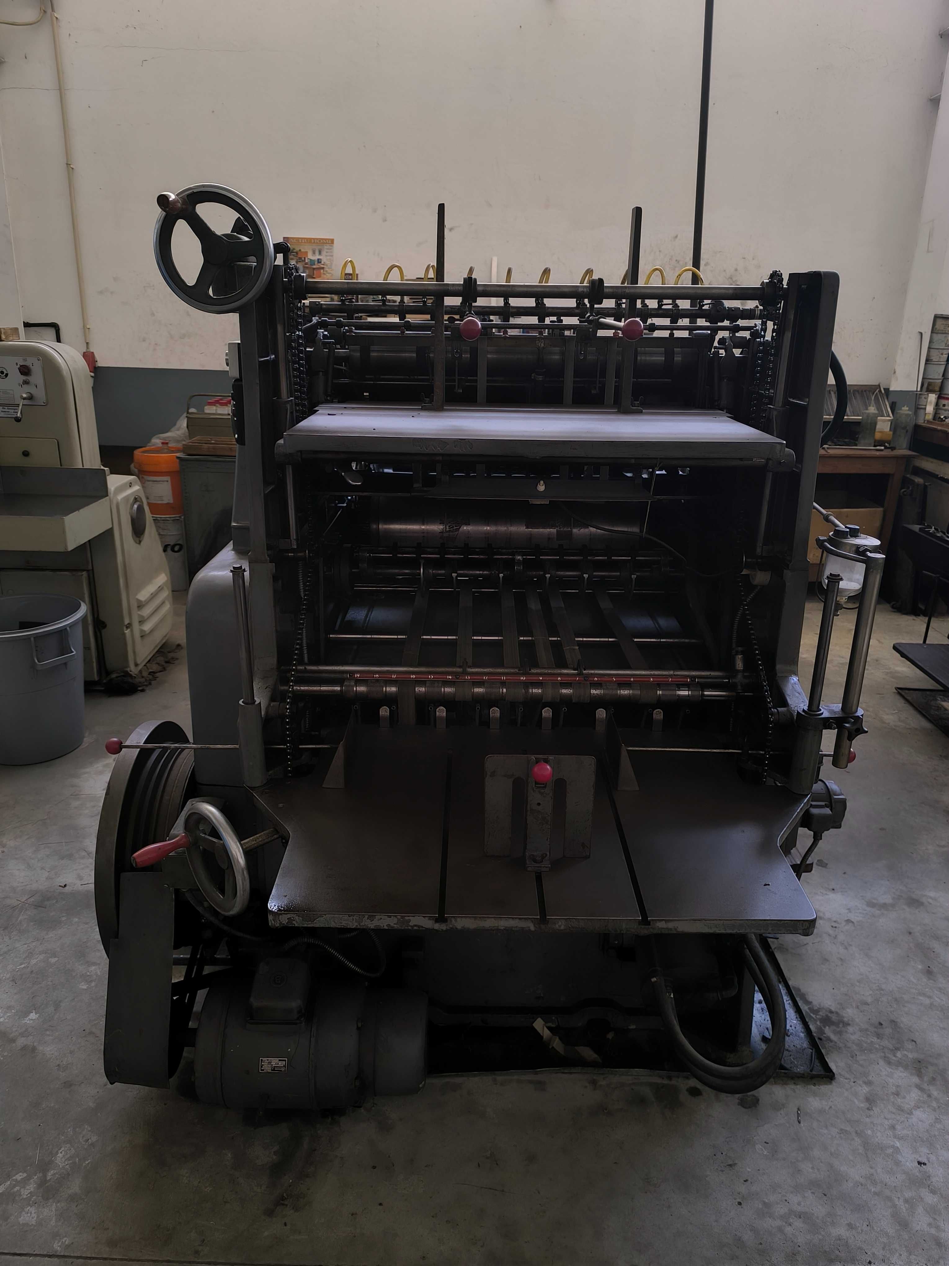 Máquina corte e vinco artes gráficas