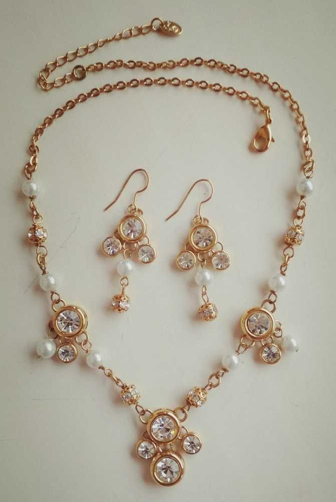 Набор золотистый, серьги и ожерелья с белыми кристаллами и жемчугом